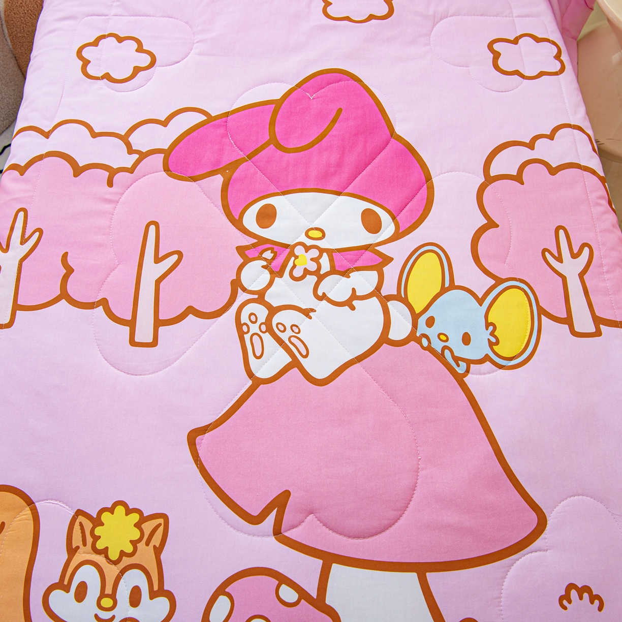 91家纺网 家纺一手货源 找家纺 乐秀家纺 2026新款三丽鸥大版全棉幼儿园空调被纯棉儿童夏凉被 蘑菇美乐蒂