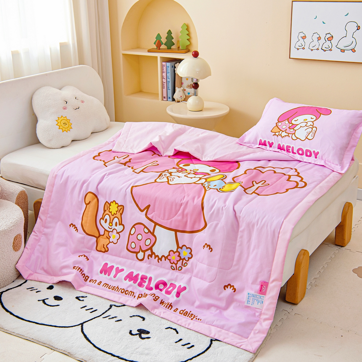 91家纺网 家纺一手货源 找家纺 乐秀家纺 2026新款三丽鸥大版全棉幼儿园空调被纯棉儿童夏凉被 蘑菇美乐蒂