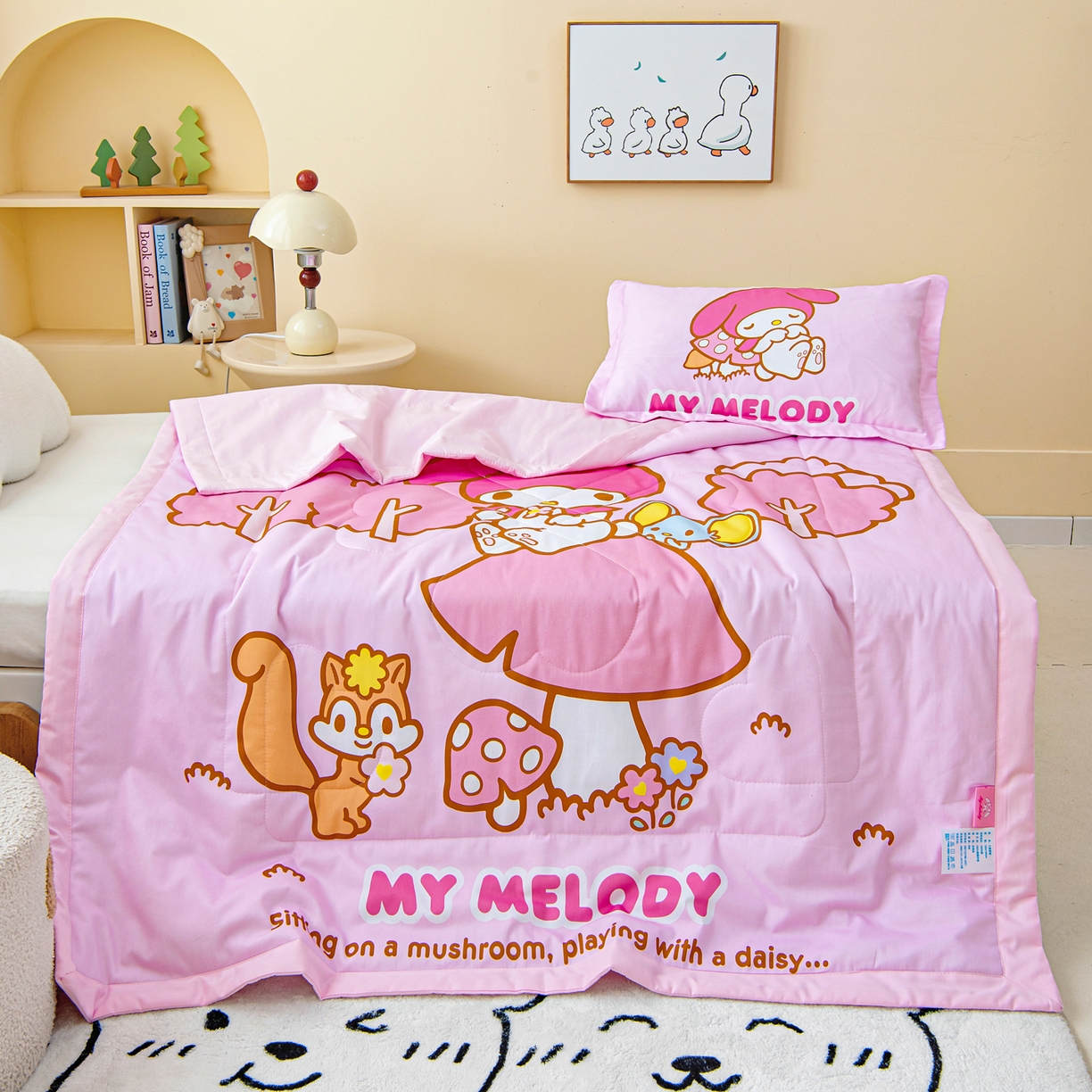 91家纺网 家纺一手货源 找家纺 乐秀家纺 2026新款三丽鸥大版全棉幼儿园空调被纯棉儿童夏凉被 蘑菇美乐蒂