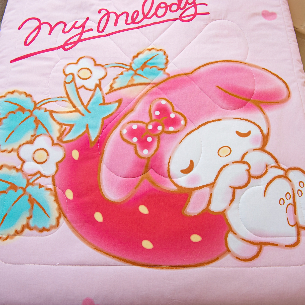 91家纺网 家纺一手货源 找家纺 乐秀家纺 2026新款三丽鸥大版全棉幼儿园空调被纯棉儿童夏凉被 睡梦美乐蒂