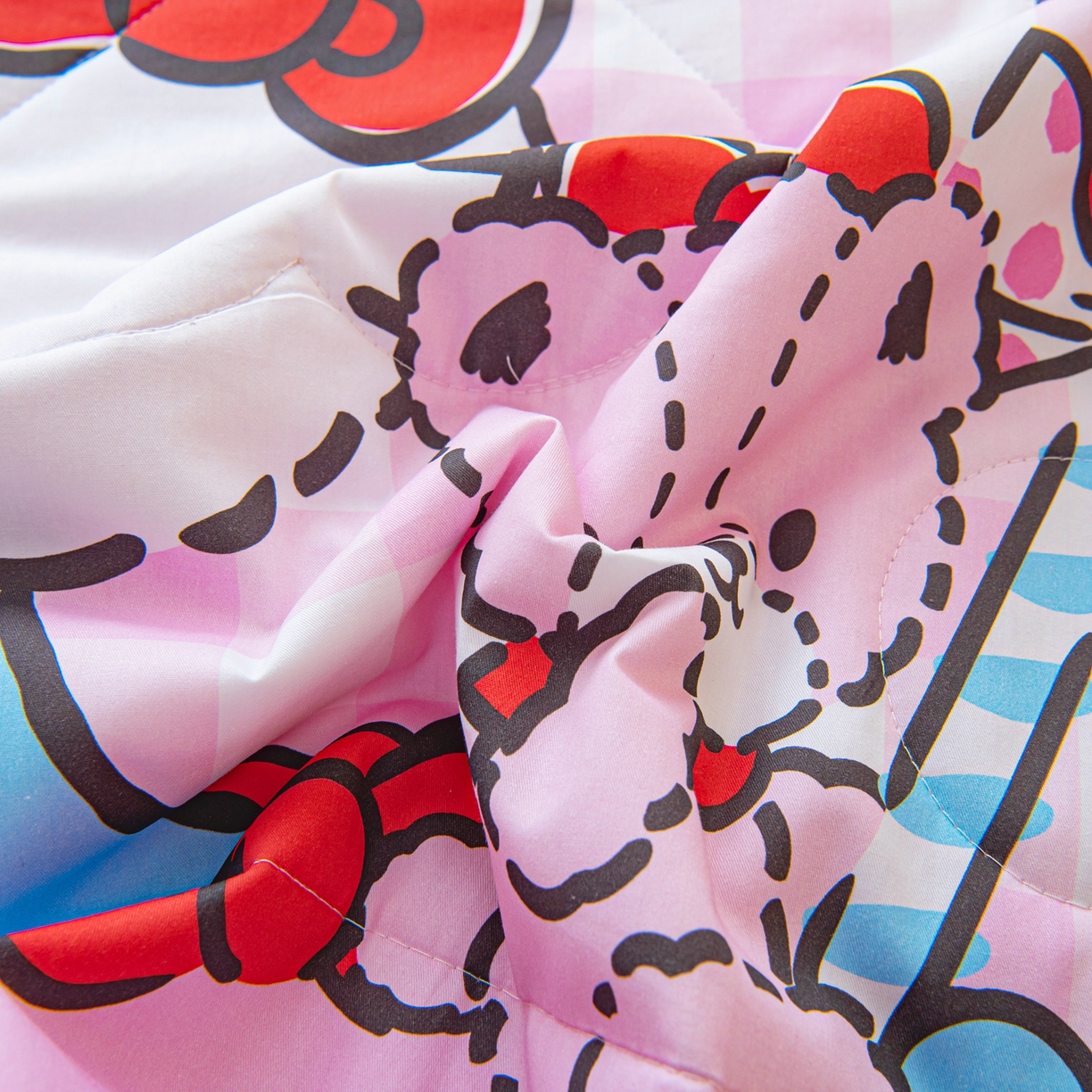 91家纺网 家纺一手货源 找家纺 乐秀家纺 2026新款三丽鸥大版全棉幼儿园空调被纯棉儿童夏凉被 糖果KT