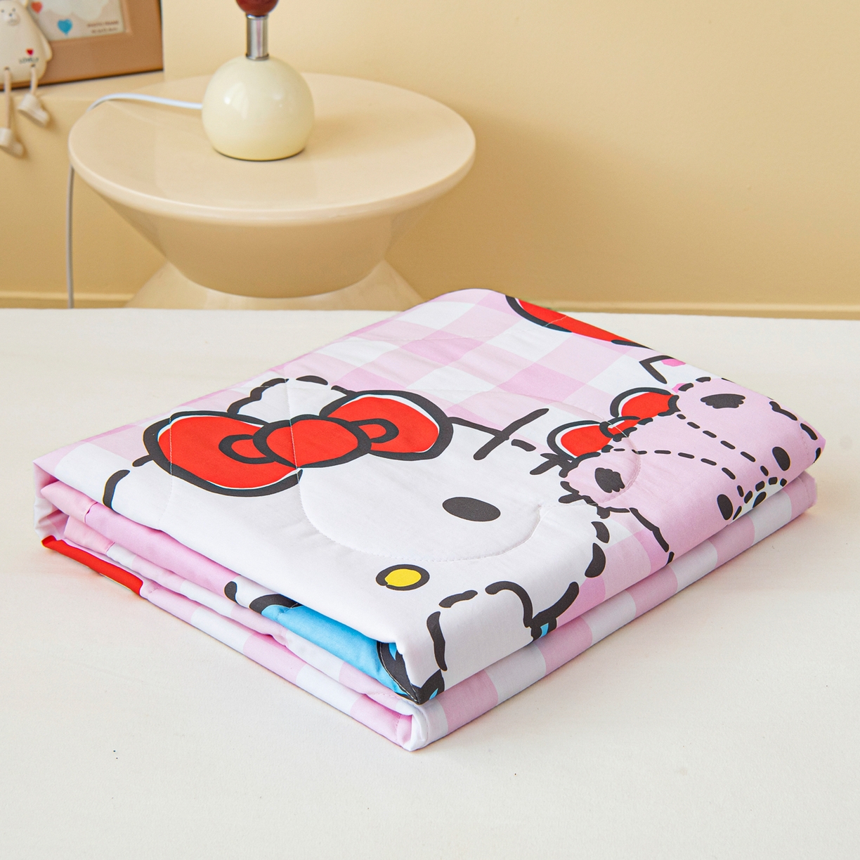 91家纺网 家纺一手货源 找家纺 乐秀家纺 2026新款三丽鸥大版全棉幼儿园空调被纯棉儿童夏凉被 糖果KT