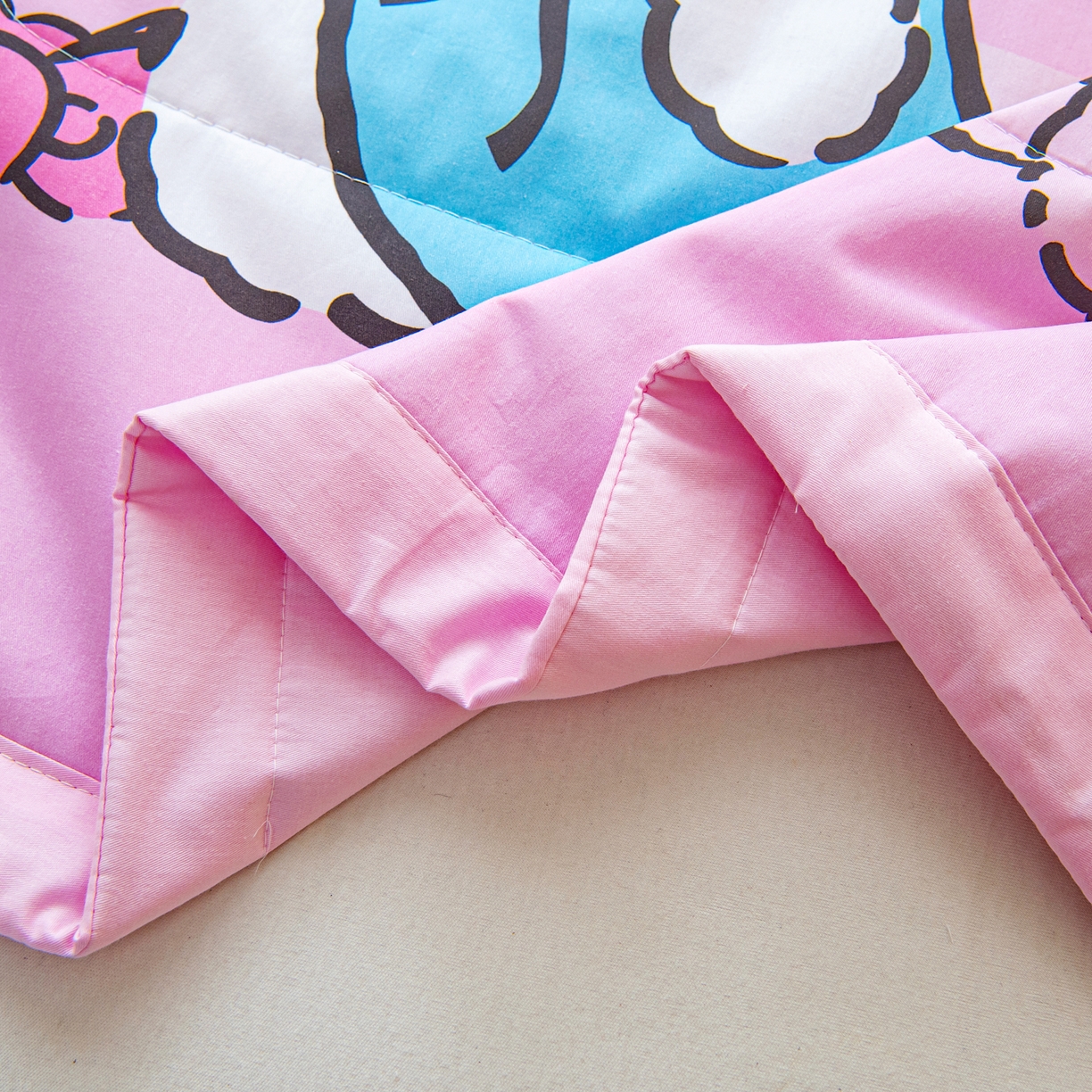 91家纺网 家纺一手货源 找家纺 乐秀家纺 2026新款三丽鸥大版全棉幼儿园空调被纯棉儿童夏凉被 糖果KT