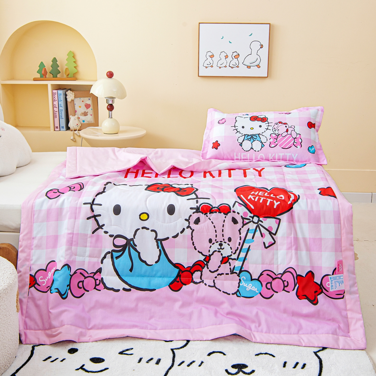 91家纺网 家纺一手货源 找家纺 乐秀家纺 2026新款三丽鸥大版全棉幼儿园空调被纯棉儿童夏凉被 糖果KT