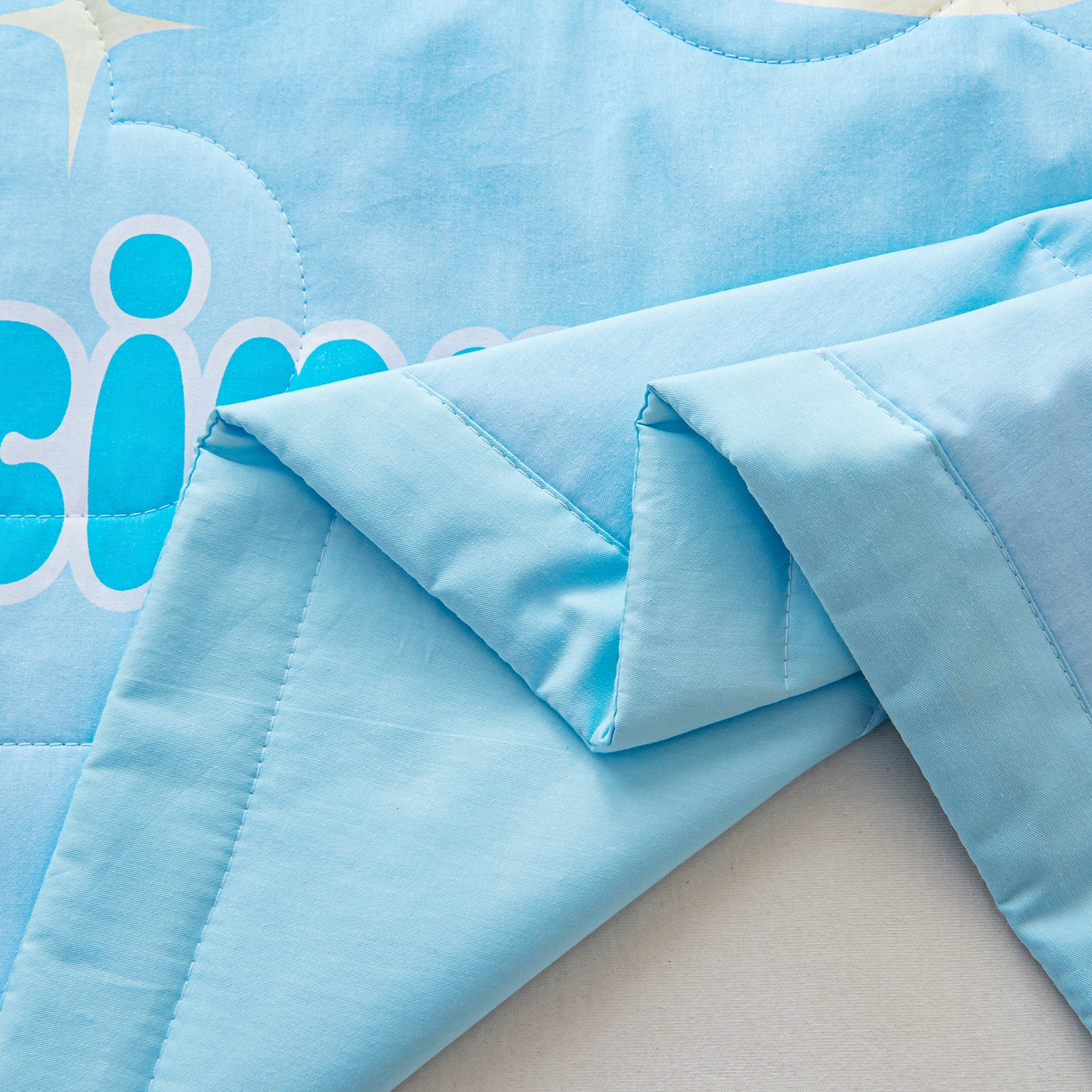 91家纺网 家纺一手货源 找家纺 乐秀家纺 2026新款三丽鸥大版全棉幼儿园空调被纯棉儿童夏凉被 星星玉桂狗