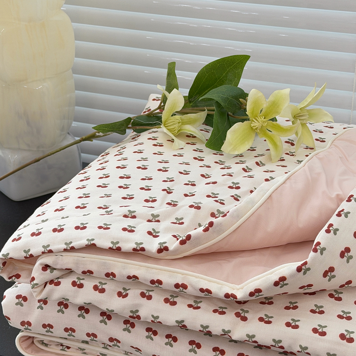 91家纺网 家纺一手货源 找家纺 佰织鑫家居 2026新款全棉双层纱锦氨凉感夏凉被空调被 车厘子