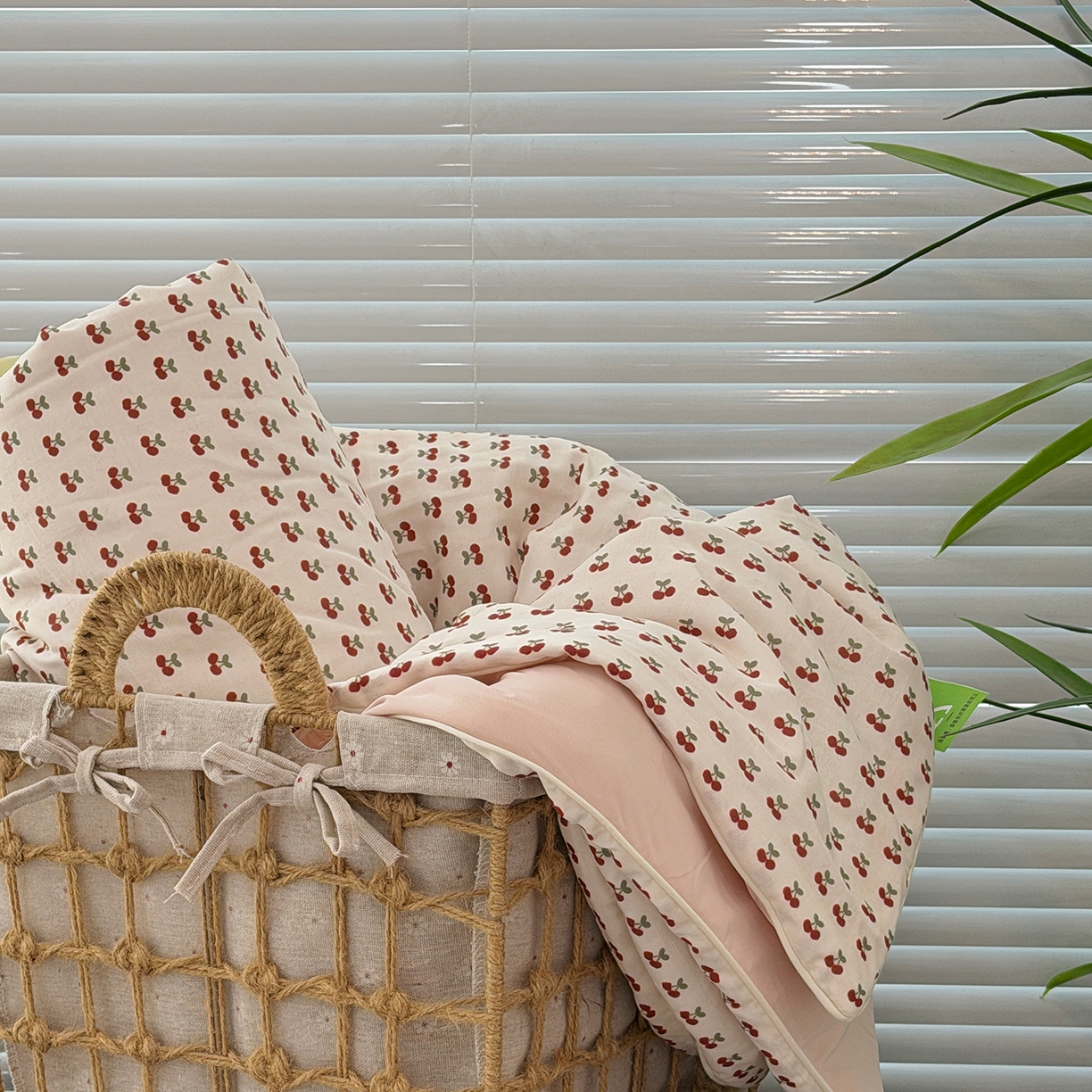 91家纺网 家纺一手货源 找家纺 佰织鑫家居 2026新款全棉双层纱锦氨凉感夏凉被空调被 车厘子