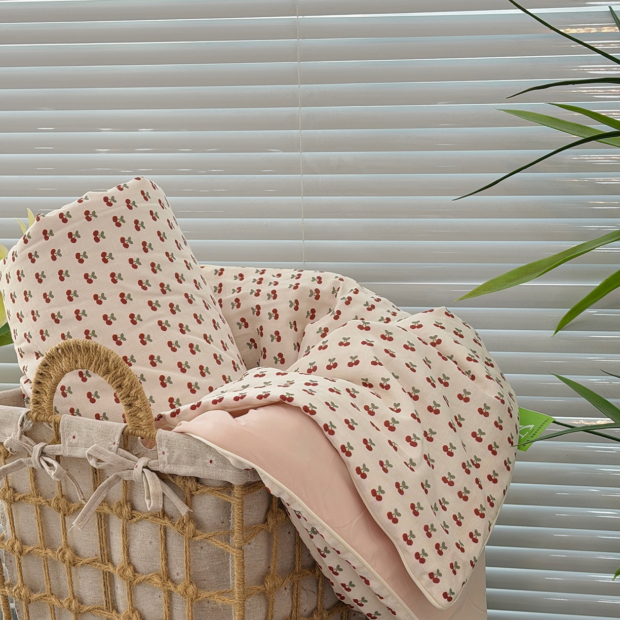 91家纺网 家纺一手货源 找家纺 佰织鑫家居 2026新款全棉双层纱锦氨凉感夏凉被空调被 车厘子