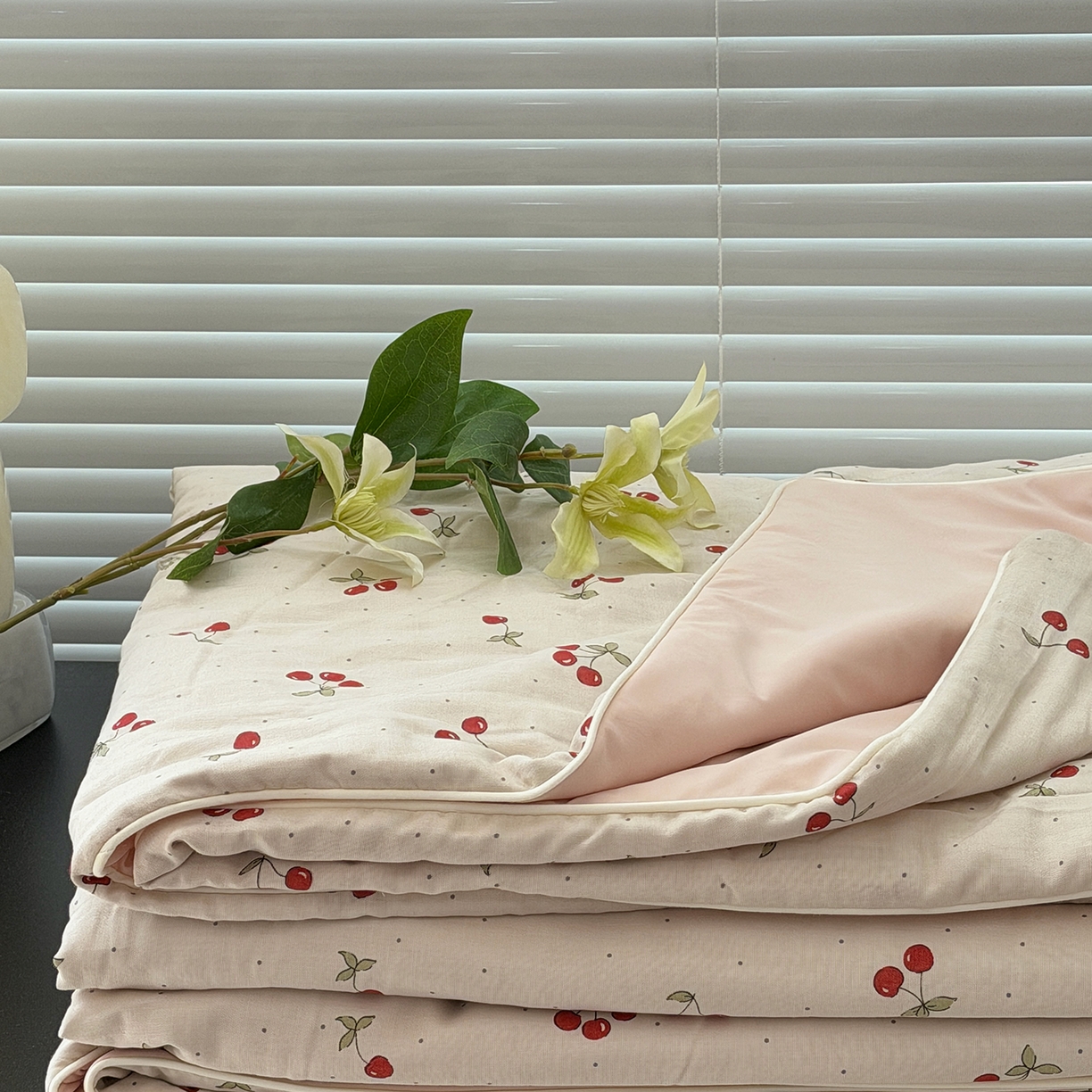 91家纺网 家纺一手货源 找家纺 佰织鑫家居 2026新款全棉双层纱锦氨凉感夏凉被空调被 可可樱桃