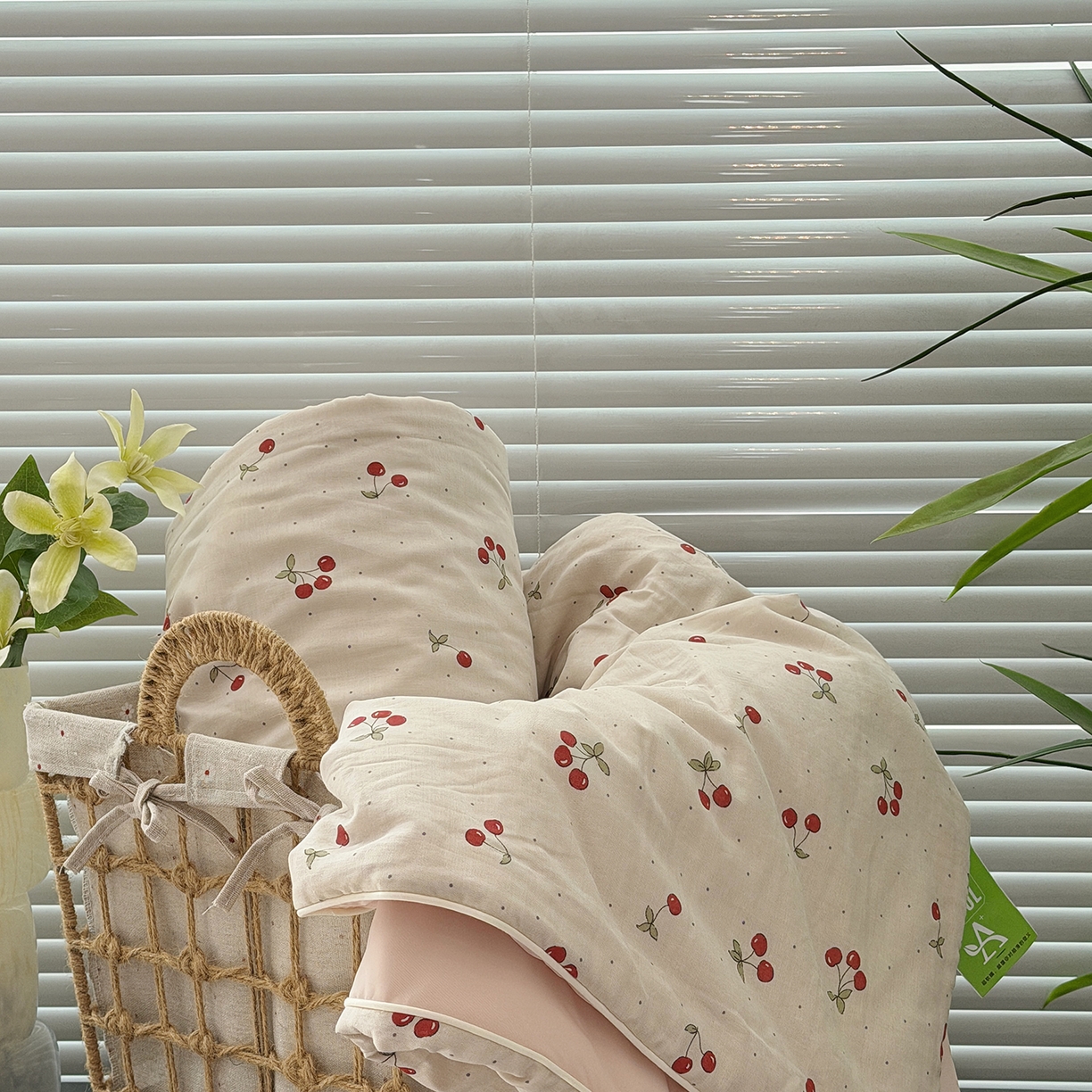 91家纺网 家纺一手货源 找家纺 佰织鑫家居 2026新款全棉双层纱锦氨凉感夏凉被空调被 可可樱桃