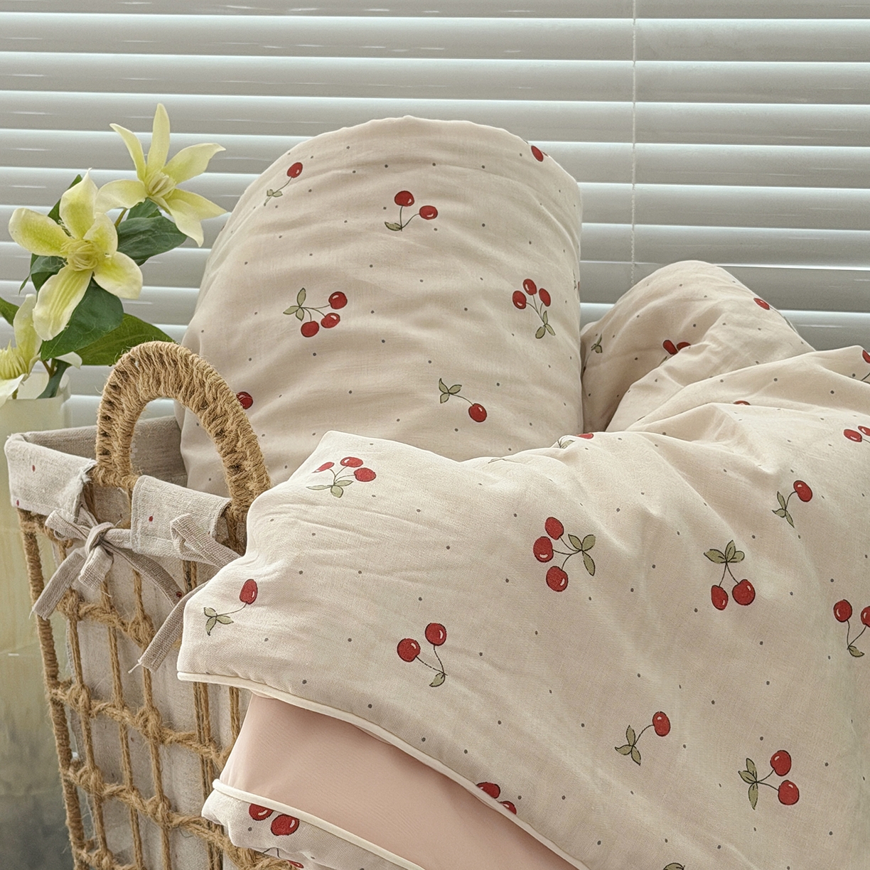 91家纺网 家纺一手货源 找家纺 佰织鑫家居 2026新款全棉双层纱锦氨凉感夏凉被空调被 可可樱桃