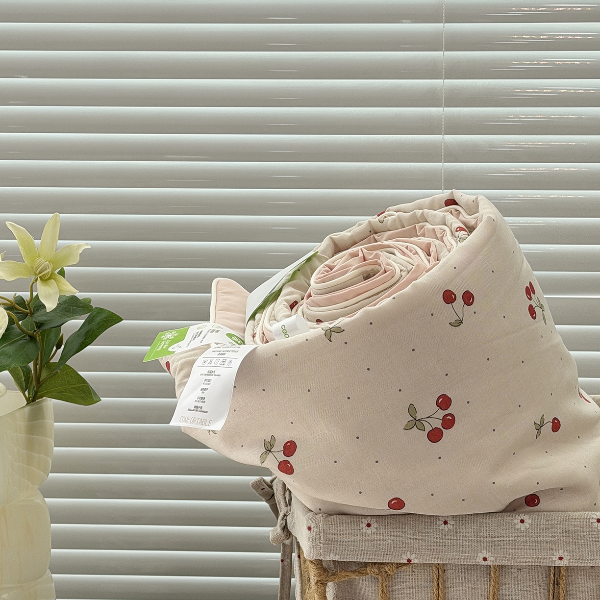 91家纺网 家纺一手货源 找家纺 佰织鑫家居 2026新款全棉双层纱锦氨凉感夏凉被空调被 可可樱桃