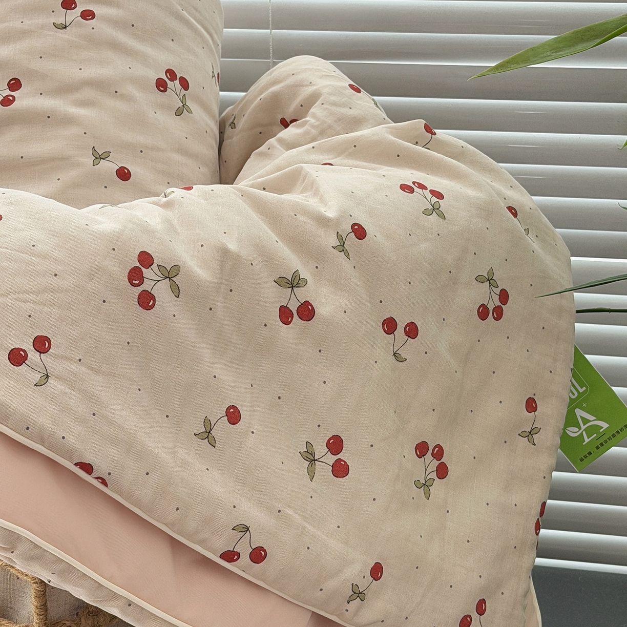 91家纺网 家纺一手货源 找家纺 佰织鑫家居 2026新款全棉双层纱锦氨凉感夏凉被空调被 可可樱桃