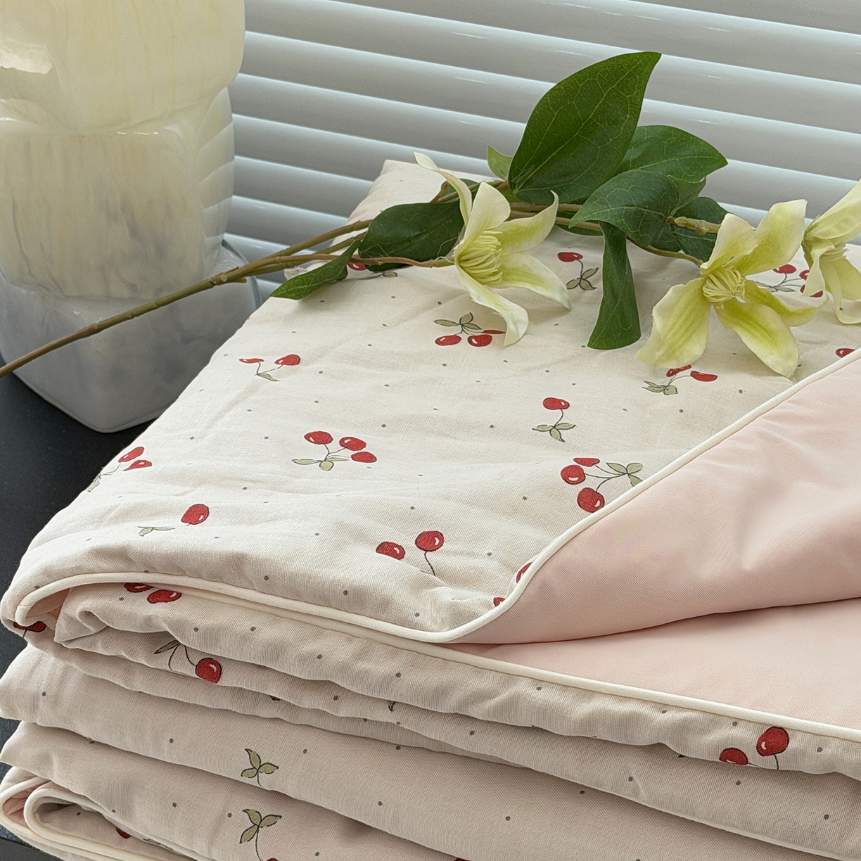 91家纺网 家纺一手货源 找家纺 佰织鑫家居 2026新款全棉双层纱锦氨凉感夏凉被空调被 可可樱桃