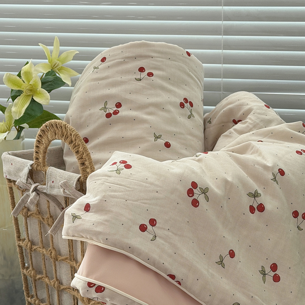 91家纺网 家纺一手货源 找家纺 佰织鑫家居 2026新款全棉双层纱锦氨凉感夏凉被空调被 可可樱桃