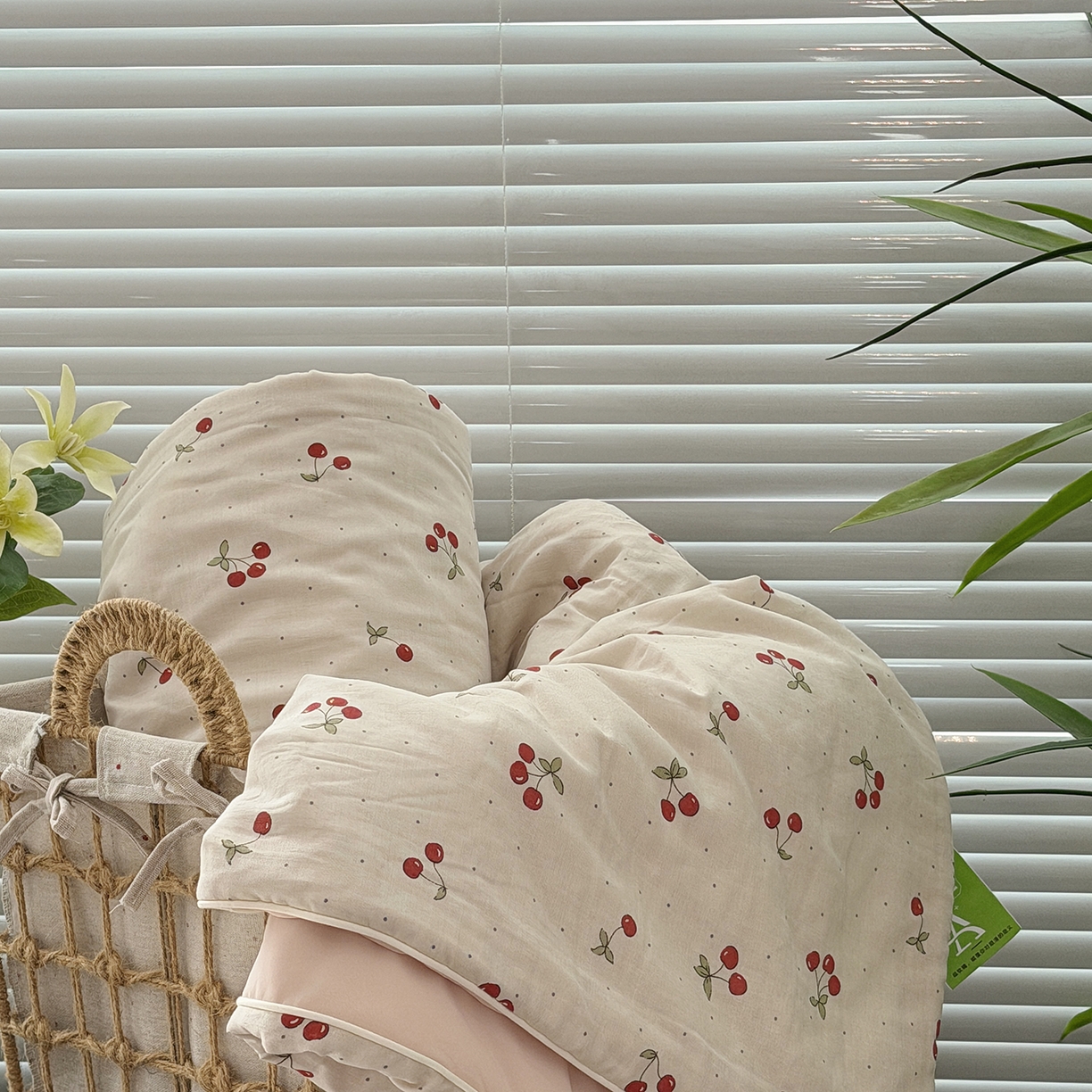 91家纺网 家纺一手货源 找家纺 佰织鑫家居 2026新款全棉双层纱锦氨凉感夏凉被空调被 可可樱桃