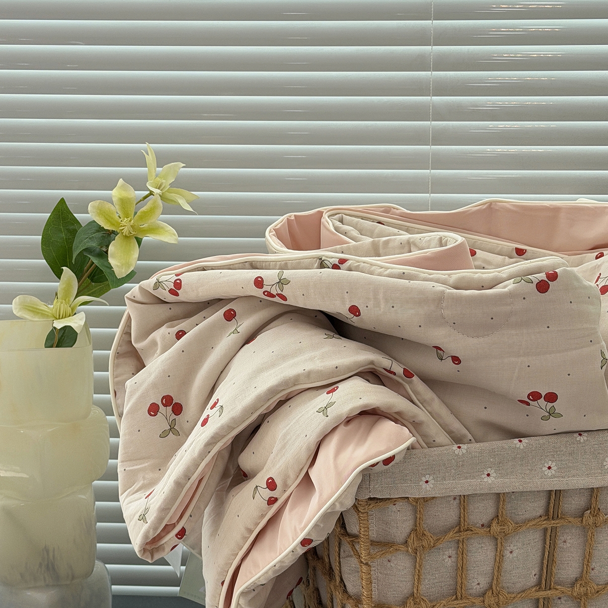 91家纺网 家纺一手货源 找家纺 佰织鑫家居 2026新款全棉双层纱锦氨凉感夏凉被空调被 可可樱桃