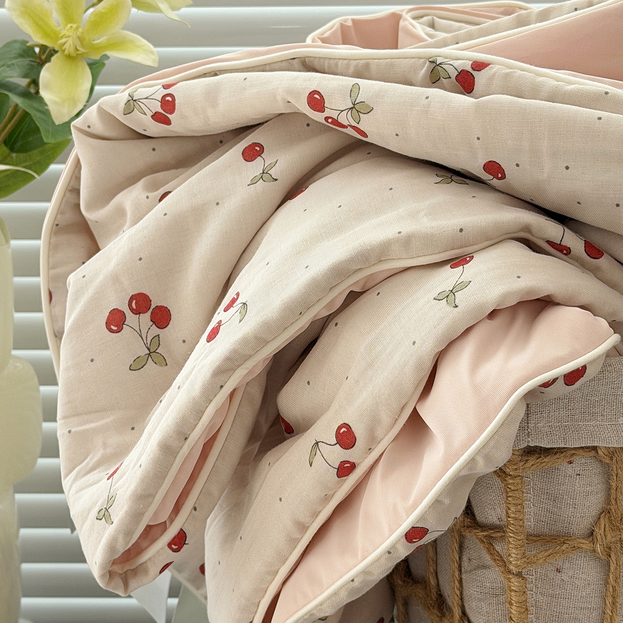 91家纺网 家纺一手货源 找家纺 佰织鑫家居 2026新款全棉双层纱锦氨凉感夏凉被空调被 可可樱桃