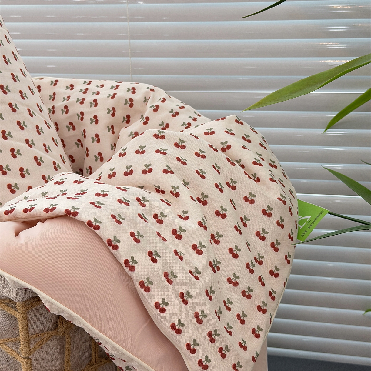 91家纺网 家纺一手货源 找家纺 佰织鑫家居 2026新款全棉双层纱锦氨凉感夏凉被空调被 车厘子