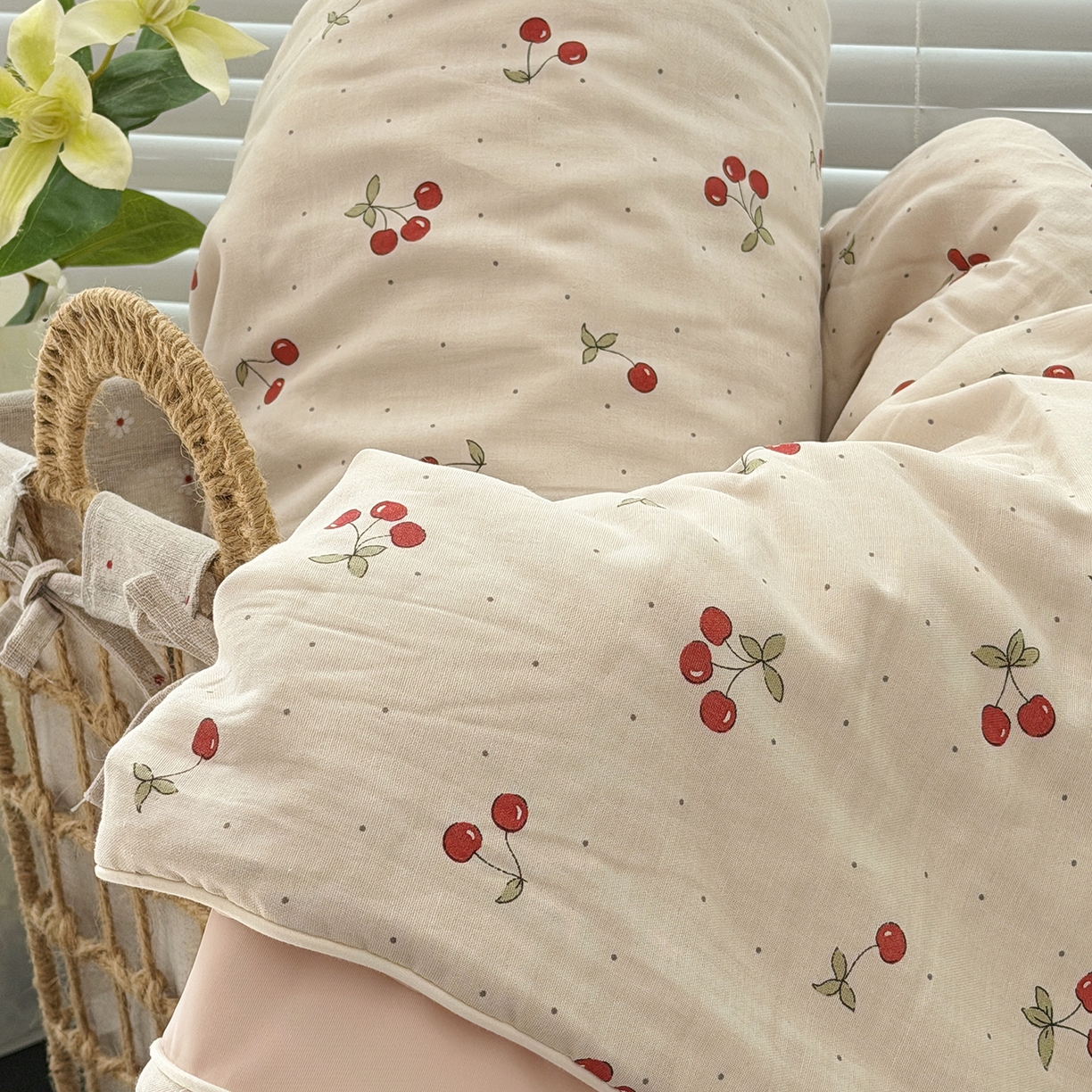 91家纺网 家纺一手货源 找家纺 佰织鑫家居 2026新款全棉双层纱锦氨凉感夏凉被空调被 可可樱桃