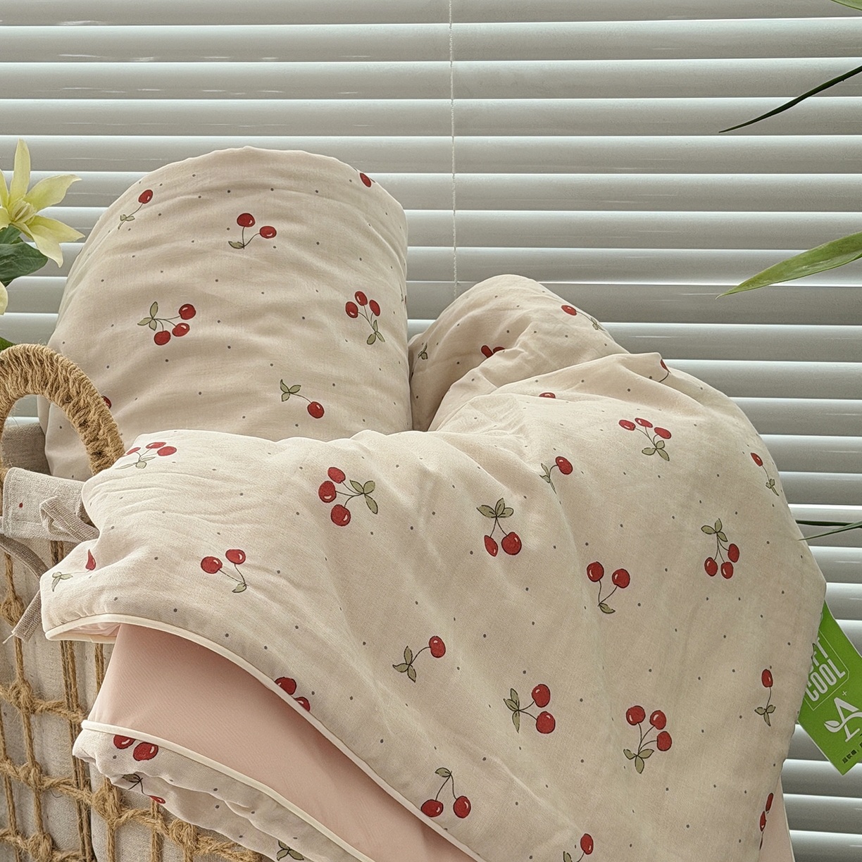 91家纺网 家纺一手货源 找家纺 佰织鑫家居 2026新款全棉双层纱锦氨凉感夏凉被空调被 可可樱桃