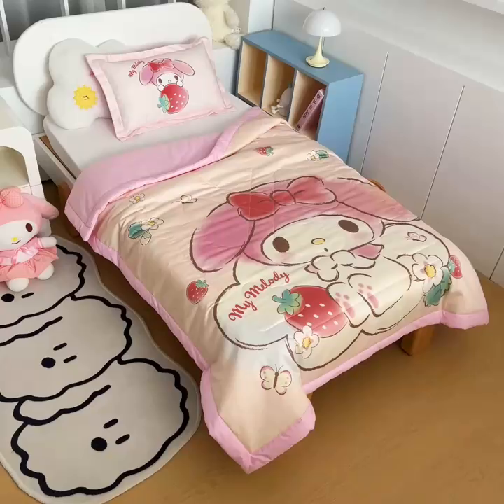 91家纺网 家纺一手货源 找家纺 乐秀家纺 2026新款三丽鸥大版全棉幼儿园空调被纯棉儿童夏凉被 花朵美乐蒂