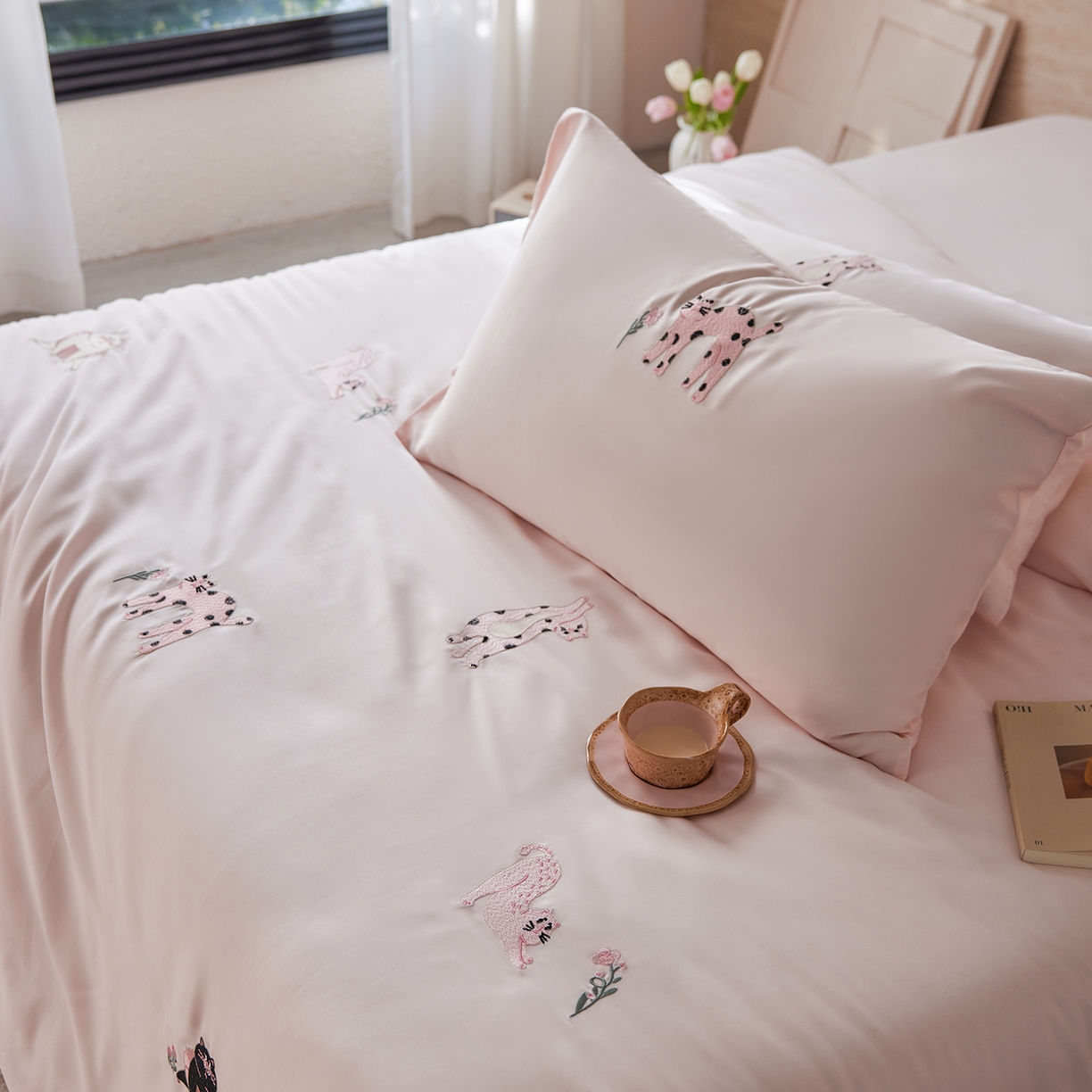 91家纺网 家纺一手货源 找家纺 风向标家纺 2026新款兰精天丝绣花四件套-萌宠系列 粉雾小斑