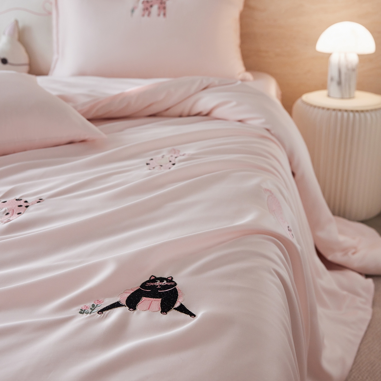 91家纺网 家纺一手货源 找家纺 风向标家纺 2026新款兰精天丝绣花四件套-萌宠系列 粉雾小斑