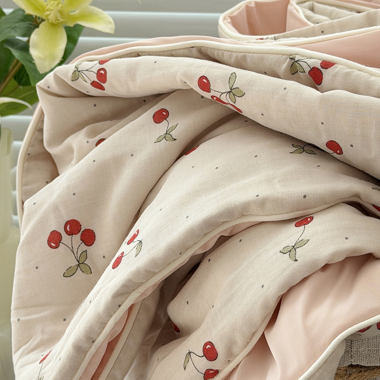 91家纺网 家纺一手货源 找家纺 佰织鑫家居 2026新款全棉双层纱锦氨凉感夏凉被空调被 可可樱桃