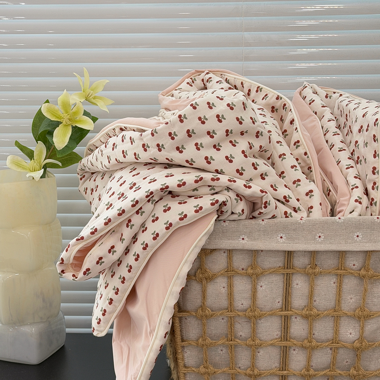 91家纺网 家纺一手货源 找家纺 佰织鑫家居 2026新款全棉双层纱锦氨凉感夏凉被空调被 车厘子