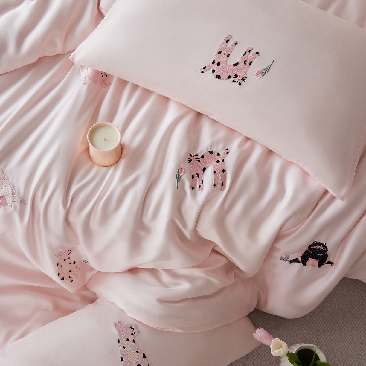 91家纺网 家纺一手货源 找家纺 风向标家纺 2026新款兰精天丝绣花四件套-萌宠系列 粉雾小斑