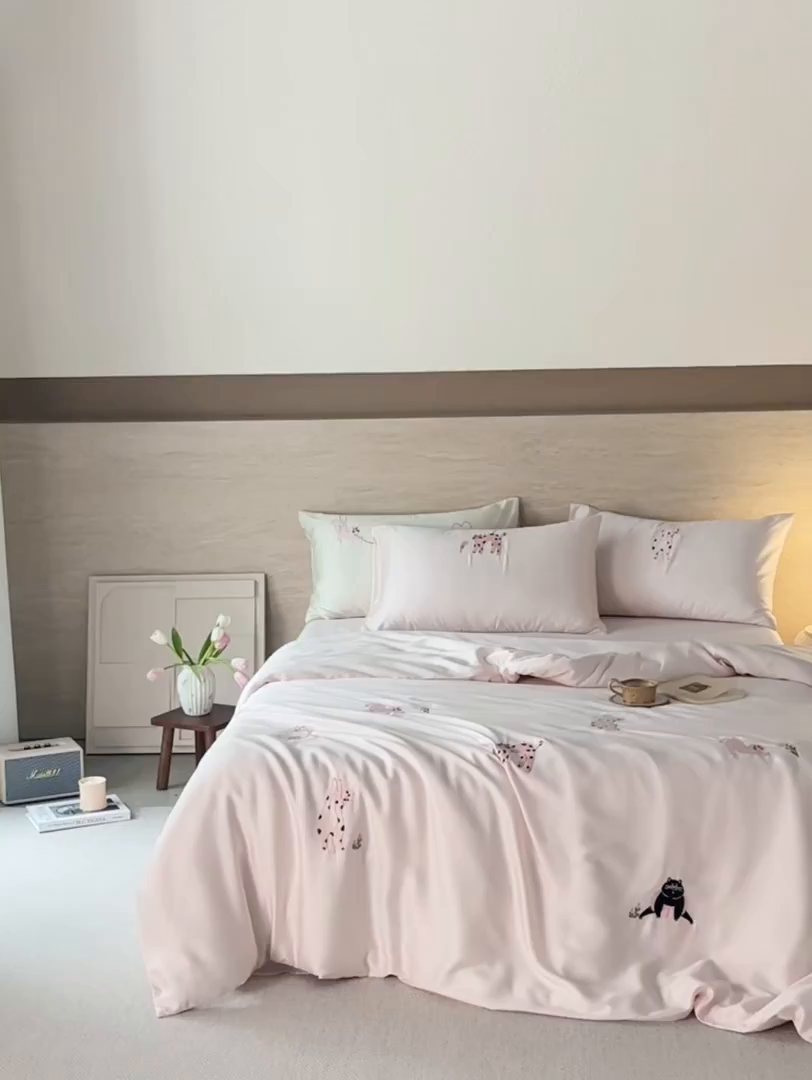 91家纺网 家纺一手货源 找家纺 风向标家纺 2026新款兰精天丝绣花四件套-萌宠系列 粉雾小斑