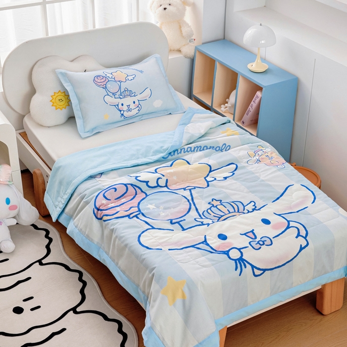 91家纺网 家纺一手货源 找家纺 乐秀家纺 2026新款三丽鸥大版全棉幼儿园空调被纯棉儿童夏凉被 快乐玉桂狗