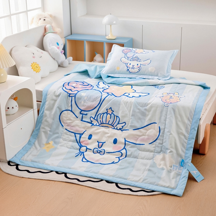 91家纺网 家纺一手货源 找家纺 乐秀家纺 2026新款三丽鸥大版全棉幼儿园空调被纯棉儿童夏凉被 快乐玉桂狗