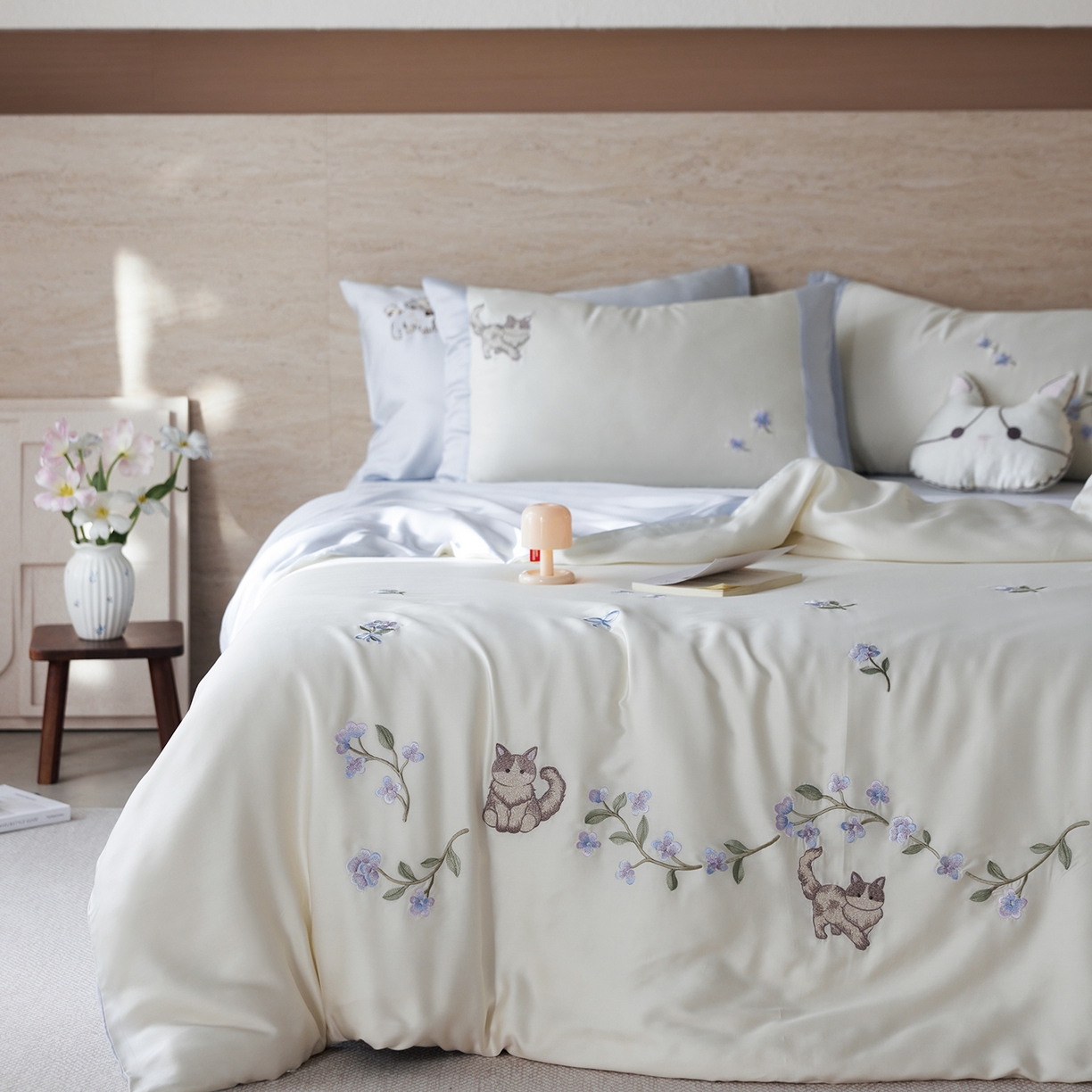 91家纺网 家纺一手货源 找家纺 风向标家纺 2026新款兰精天丝绣花四件套-萌宠系列 花径猫踪