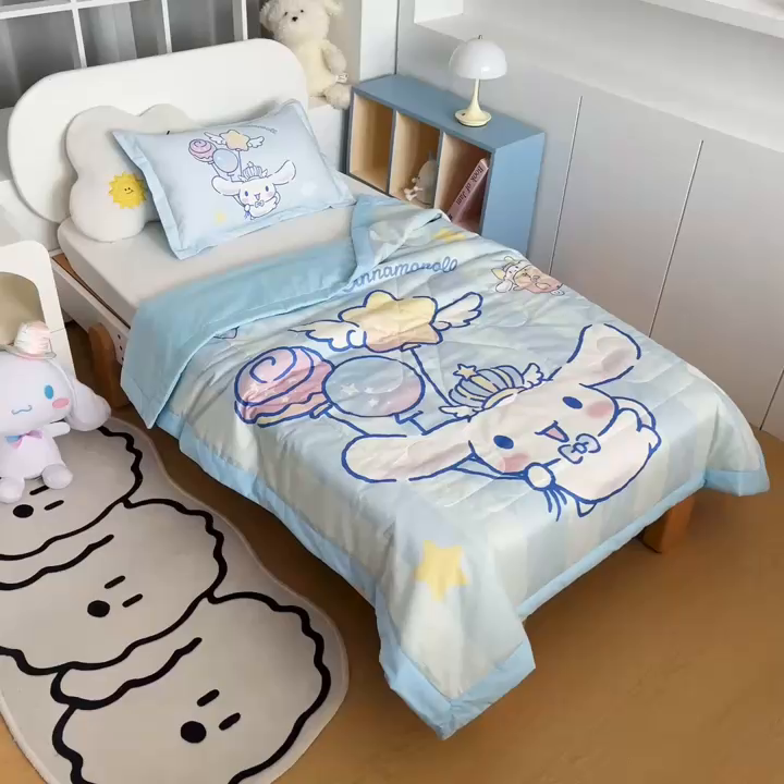 91家纺网 家纺一手货源 找家纺 乐秀家纺 2026新款三丽鸥大版全棉幼儿园空调被纯棉儿童夏凉被 快乐玉桂狗