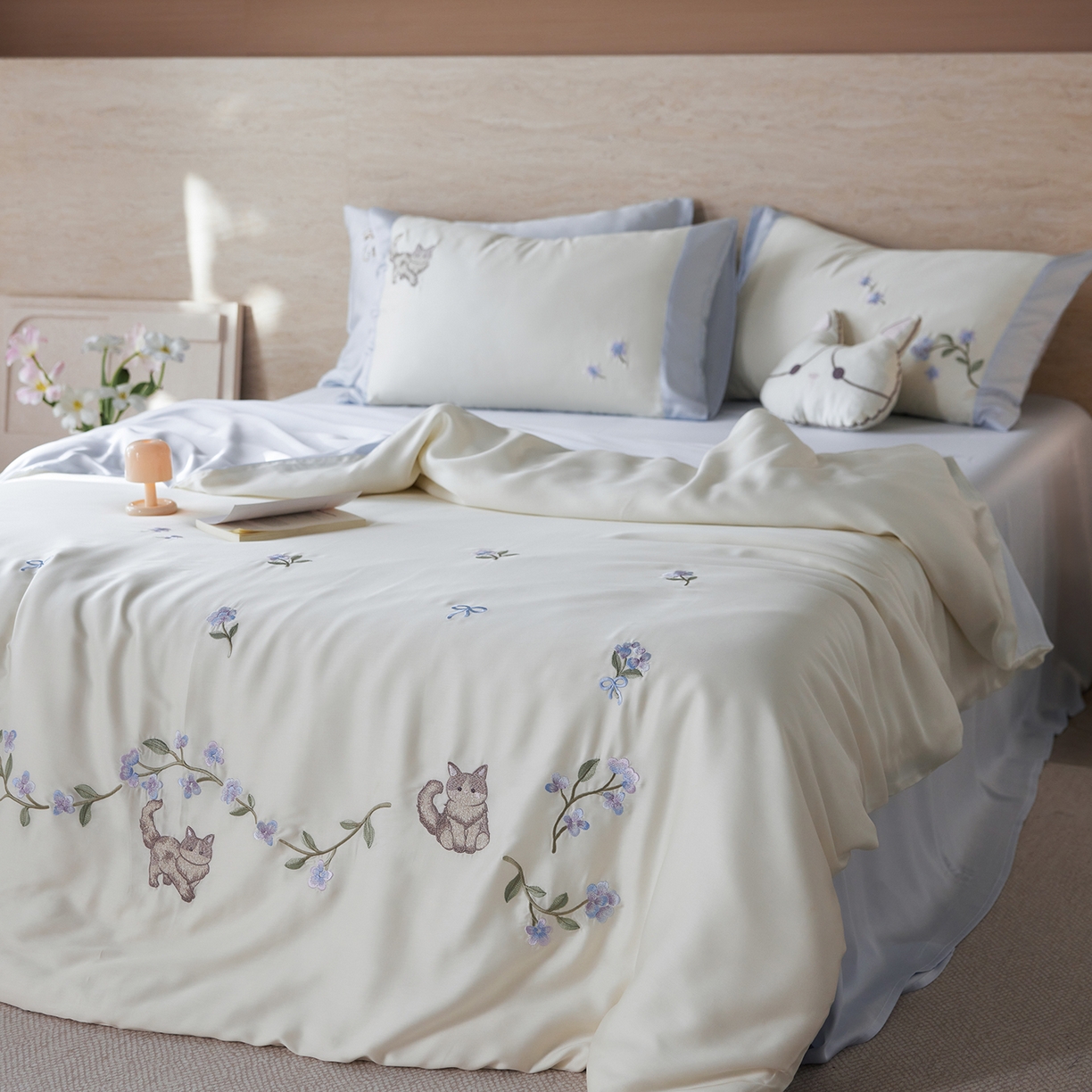 91家纺网 家纺一手货源 找家纺 风向标家纺 2026新款兰精天丝绣花四件套-萌宠系列 花径猫踪