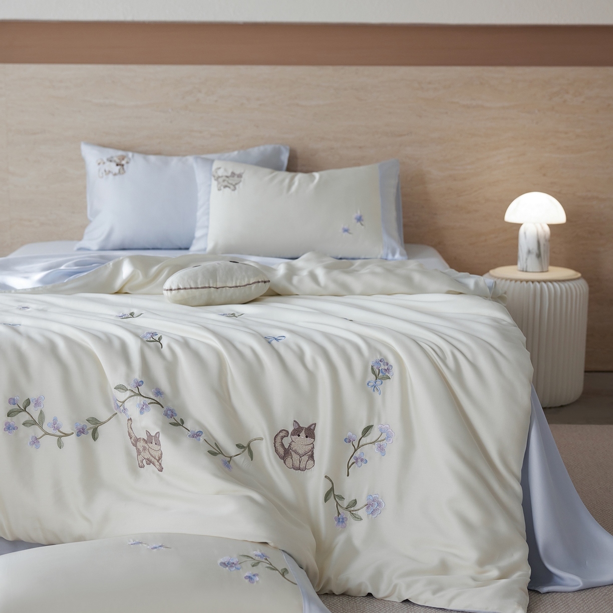 91家纺网 家纺一手货源 找家纺 风向标家纺 2026新款兰精天丝绣花四件套-萌宠系列 花径猫踪