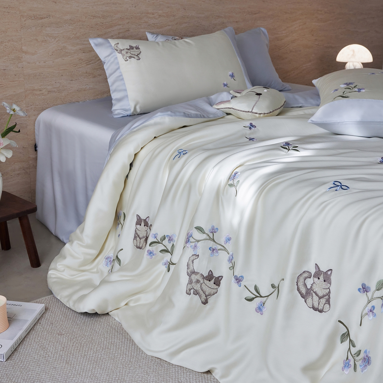 91家纺网 家纺一手货源 找家纺 风向标家纺 2026新款兰精天丝绣花四件套-萌宠系列 花径猫踪