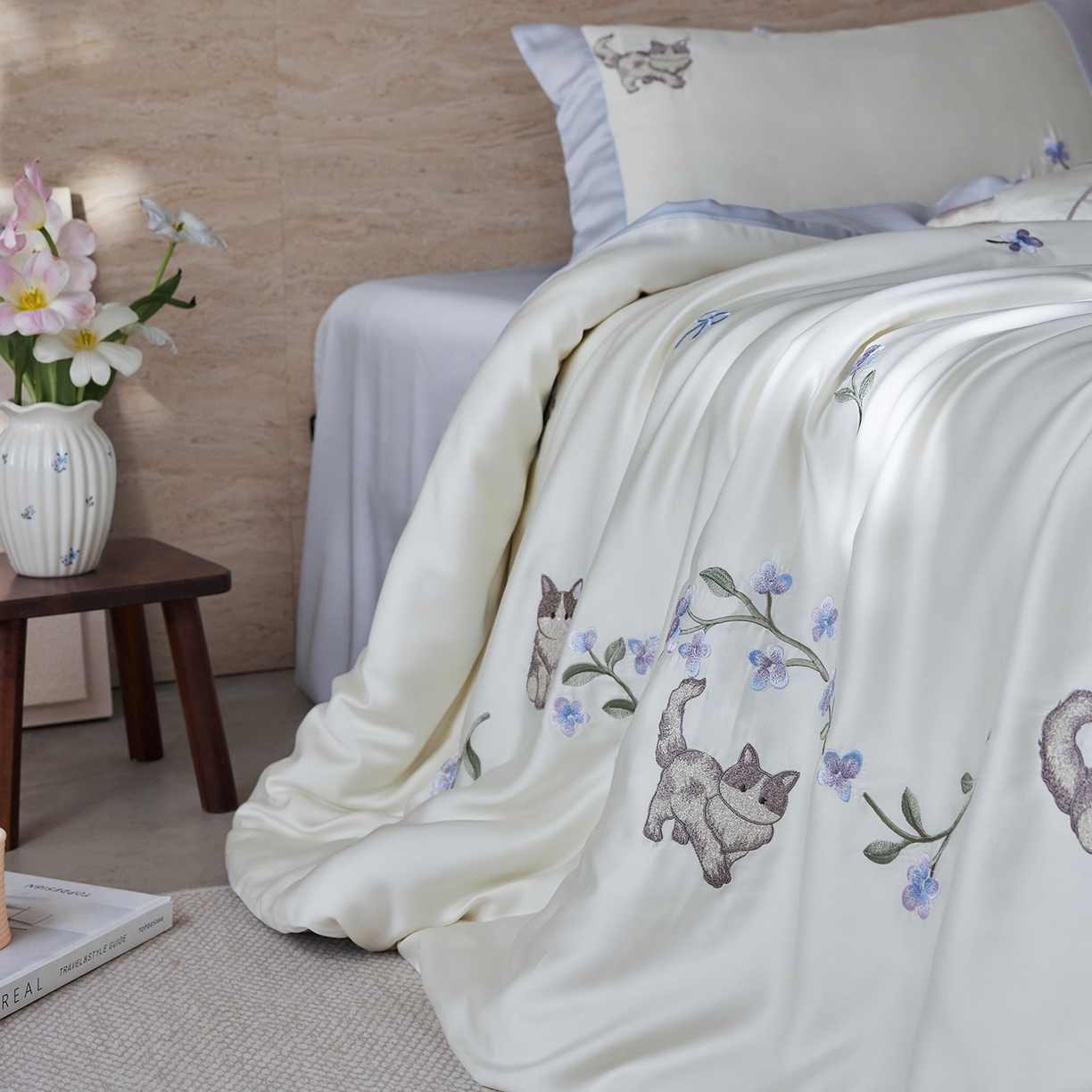 91家纺网 家纺一手货源 找家纺 风向标家纺 2026新款兰精天丝绣花四件套-萌宠系列 花径猫踪