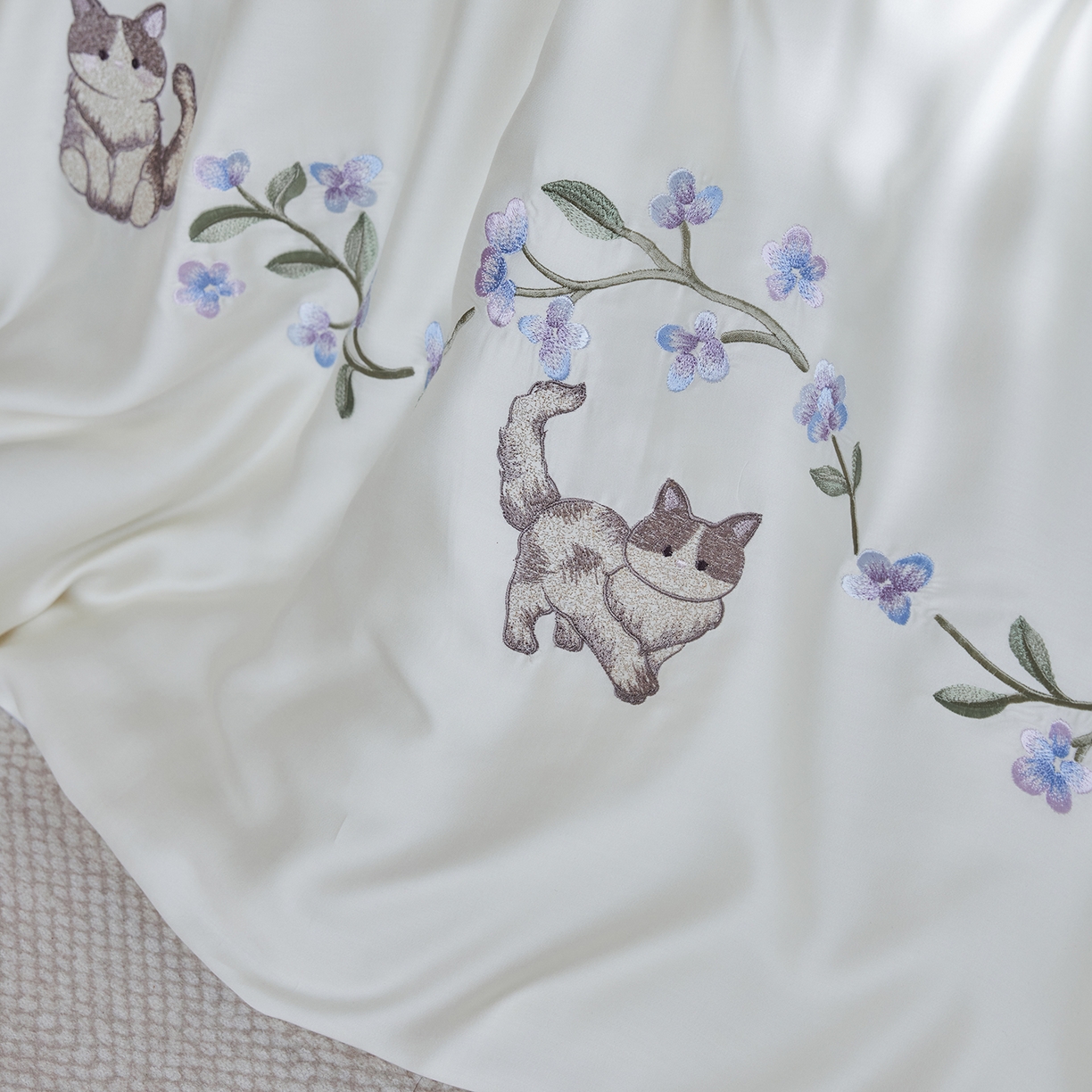 91家纺网 家纺一手货源 找家纺 风向标家纺 2026新款兰精天丝绣花四件套-萌宠系列 花径猫踪