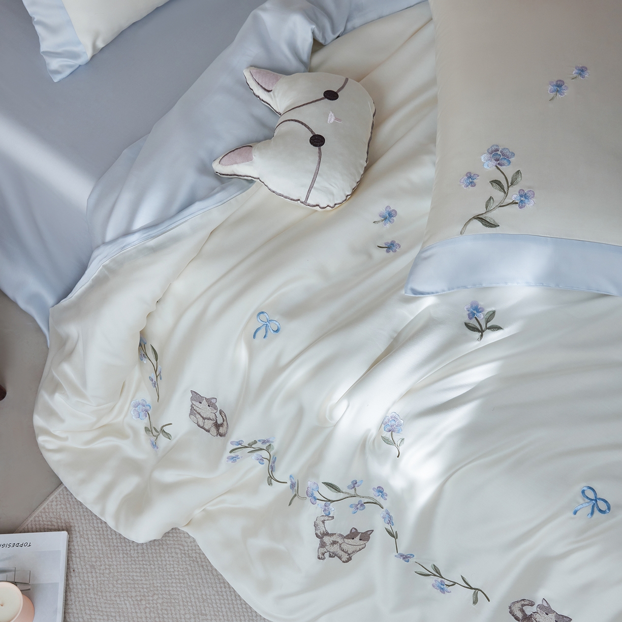 91家纺网 家纺一手货源 找家纺 风向标家纺 2026新款兰精天丝绣花四件套-萌宠系列 花径猫踪