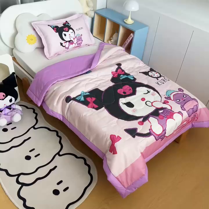 91家纺网 家纺一手货源 找家纺 乐秀家纺 2026新款三丽鸥大版全棉幼儿园空调被纯棉儿童夏凉被 时光库洛米