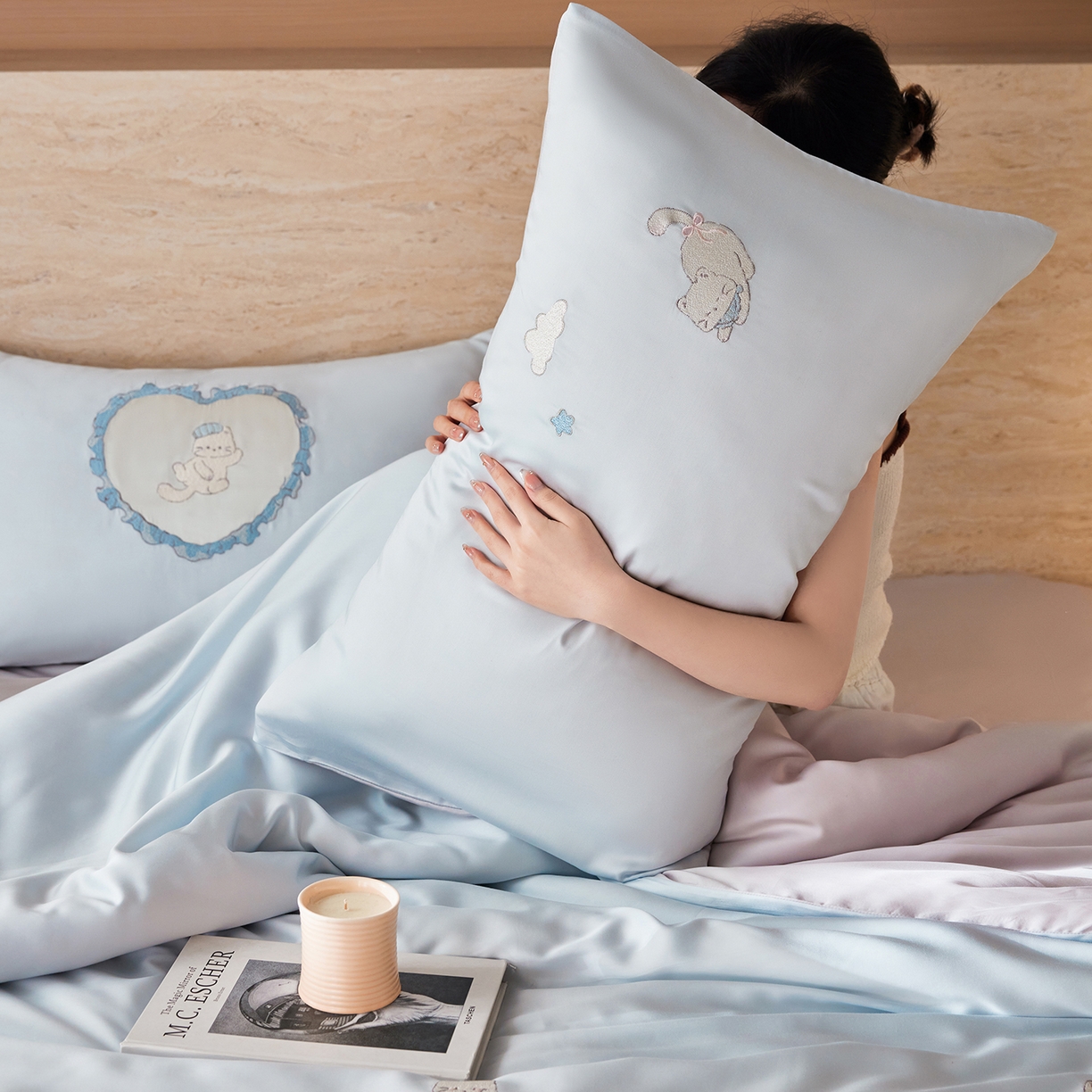 91家纺网 家纺一手货源 找家纺 风向标家纺 2026新款兰精天丝绣花四件套-萌宠系列 蓝心喵语