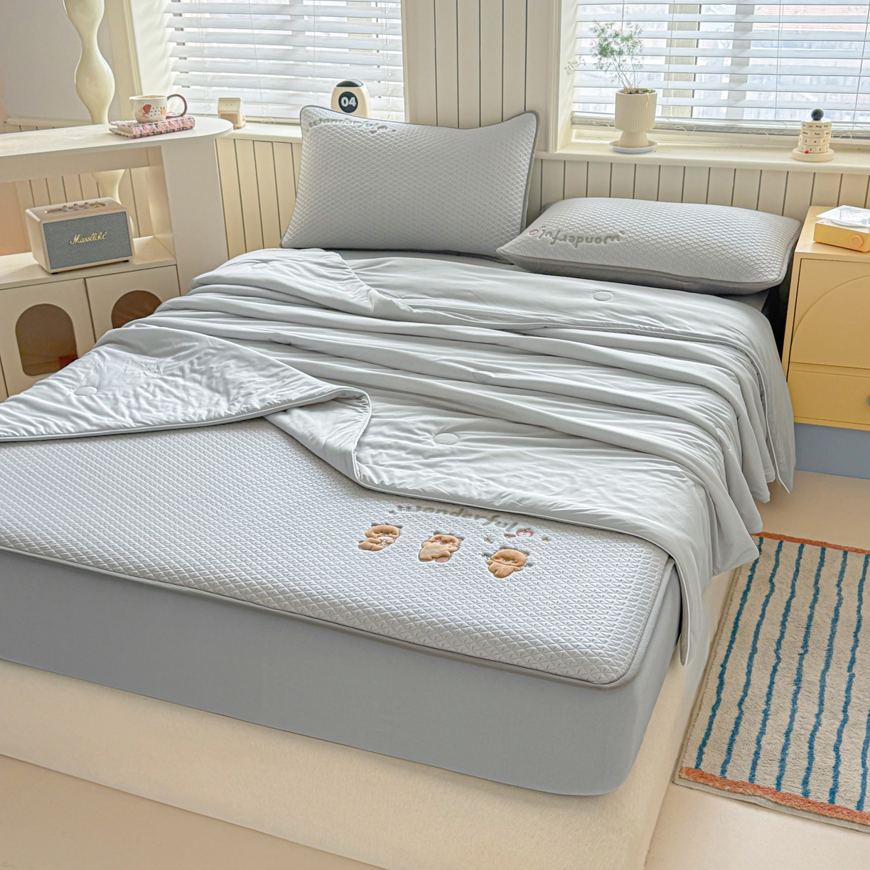 91家纺网 家纺一手货源 找家纺 （总）欧邦 2026新款PE中分子刺绣复合床笠款冰豆豆夏被套件-卡皮巴拉系列