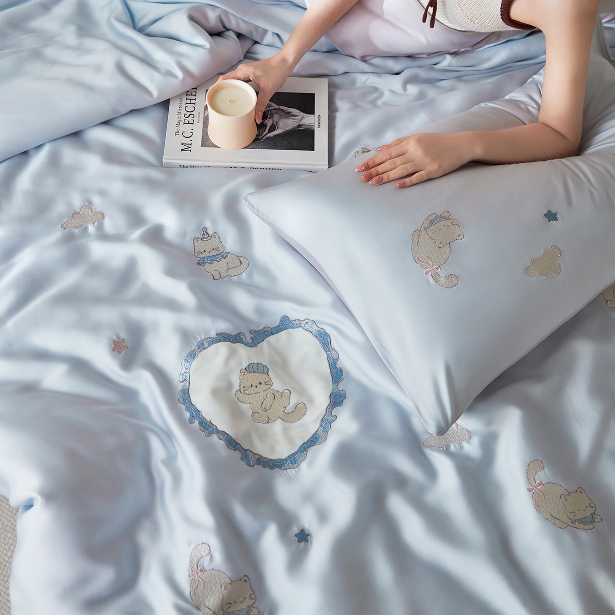 91家纺网 家纺一手货源 找家纺 风向标家纺 2026新款兰精天丝绣花四件套-萌宠系列 蓝心喵语