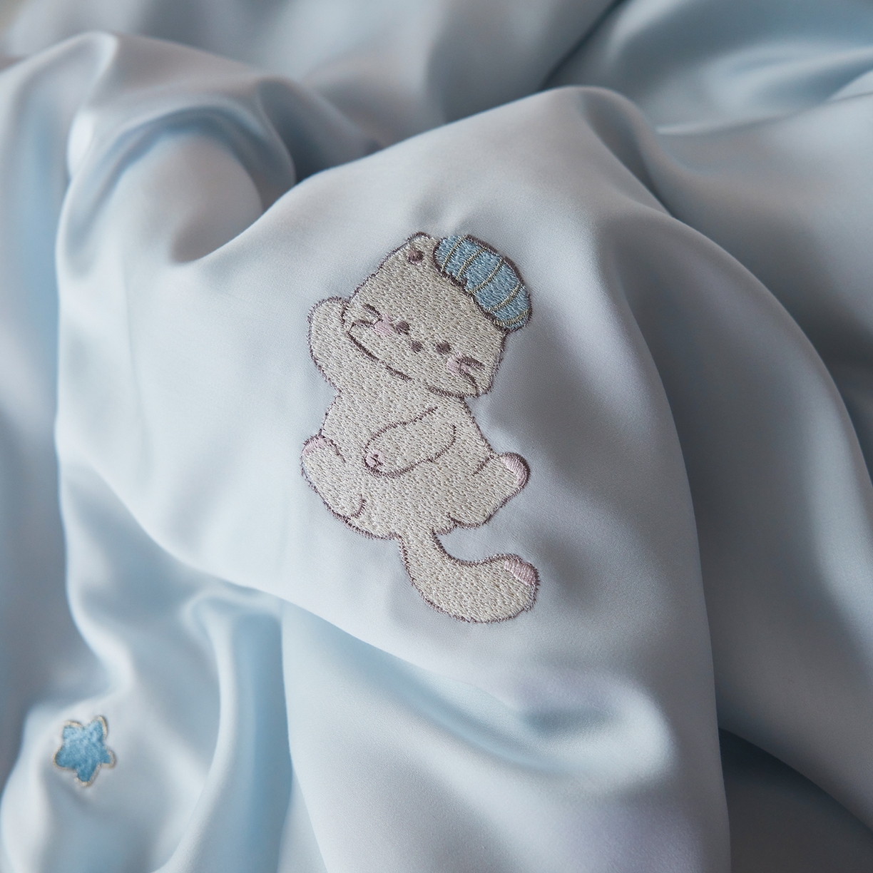 91家纺网 家纺一手货源 找家纺 风向标家纺 2026新款兰精天丝绣花四件套-萌宠系列 蓝心喵语