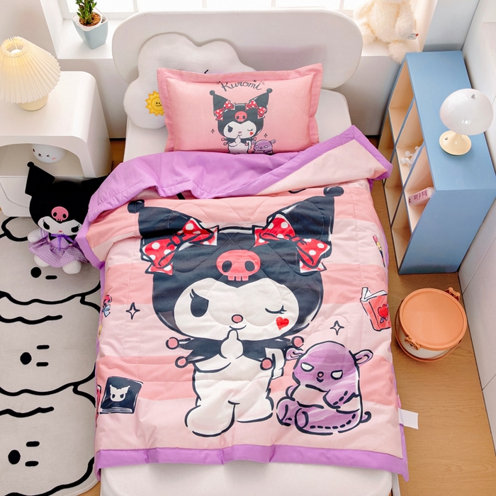 91家纺网 家纺一手货源 找家纺 乐秀家纺 2026新款三丽鸥大版全棉幼儿园空调被纯棉儿童夏凉被 条纹库洛米