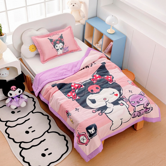 91家纺网 家纺一手货源 找家纺 乐秀家纺 2026新款三丽鸥大版全棉幼儿园空调被纯棉儿童夏凉被 条纹库洛米