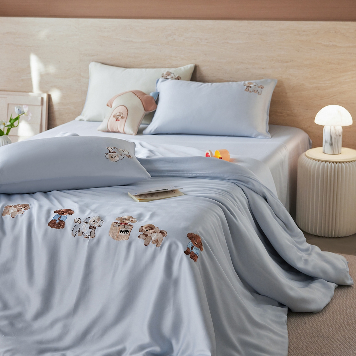 91家纺网 家纺一手货源 找家纺 风向标家纺 2026新款兰精天丝绣花四件套-萌宠系列 奶蓝汪团